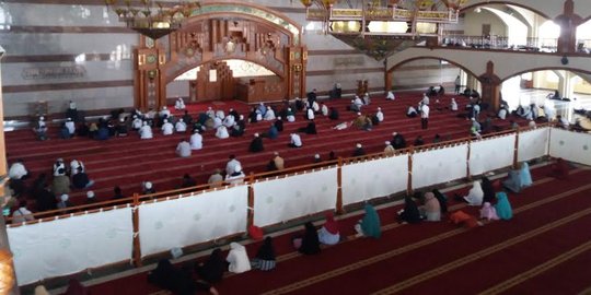 Kawal pemeriksaan Rizieq Syihab, pendukung kumpul di Masjid Pusdai