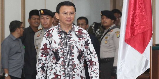 Gaya santai Ahok jalani sidang ke-10