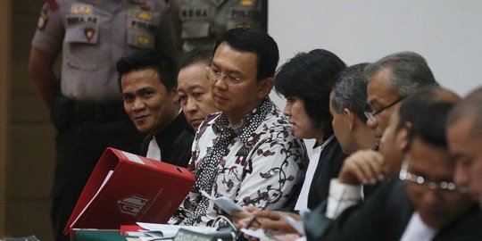 Saksi Ahli dari MUI bersalaman dengan Ahok lalu beri buku ke hakim