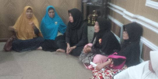 Tagih uang, 14 calon jemaah umrah geram kantor travel Pentha kosong
