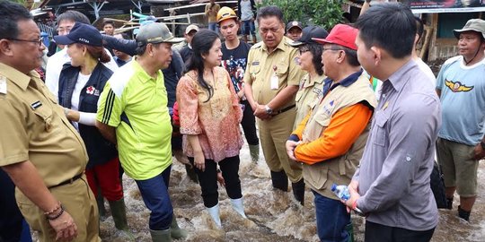 Tinjau lokasi, Menko PMK beri bantuan korban banjir & longsor Bitung