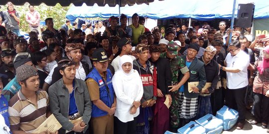 Isak tangis iringi pemakaman tujuh korban longsor di Kintamani