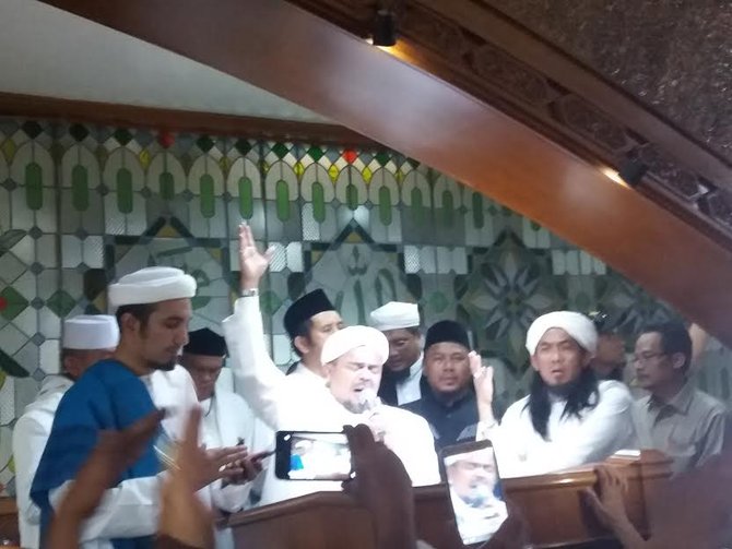 habib rizieq beri tausiah usai diperiksa polisi