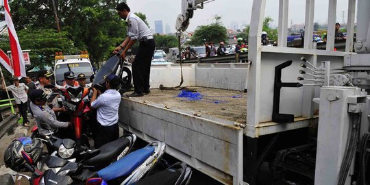 Mobil dinas kabur ngebut kepergok parkir liar di Pasar Depok Jaya