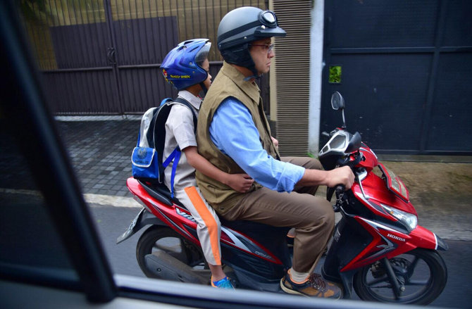 anies antar anak ke sekolah