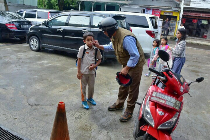 anies antar anak ke sekolah