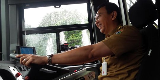 Ahok kegirangan mainkan 'telolet' bus vintage milik TransJakarta