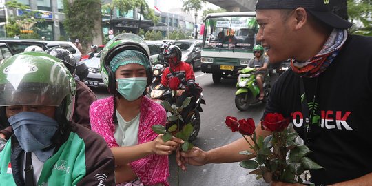 Meriahkan Valentine, driver GO-JEK bagikan mawar ke penumpang