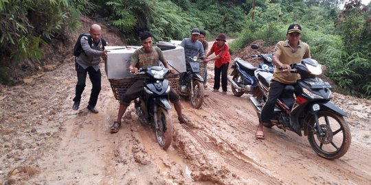 Menengok perjuangan polisi di Riau mendistribusikan kotak suara