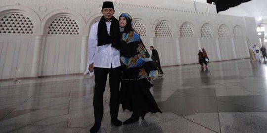Agus Yudhoyono nyoblos bareng istri & mertua di TPS 6 Kebayoran Baru