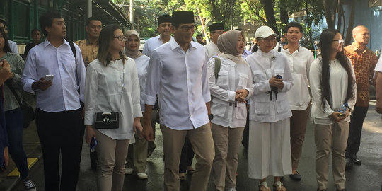 Kompak berpakaian putih, Sandiaga dan keluarga datang ke TPS