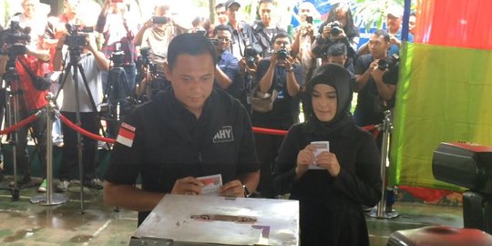 Cantiknya Annisa Pohan berhijab temani Agus Yudhoyono nyoblos