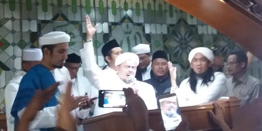 Berpakaian serba putih, Rizieq mencoblos didampingi istri dan anak