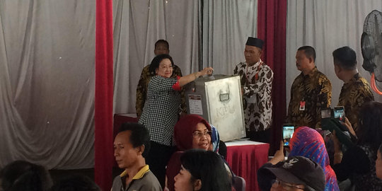 Berkemeja kotak-kotak, Megawati & Puan nyoblos di TPS 27