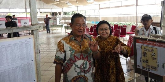 Ikut Pilkada DKI, Menko Darmin dan istri nyoblos di TPS Pancoran