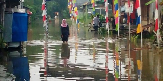 Sejumlah wilayah di Cilacap banjir, warga naik perahu karet ke TPS