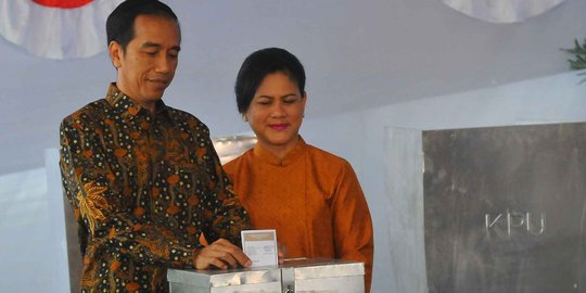 Coblos di TPS IV, Jokowi dan Ibu Negara kompak berbatik