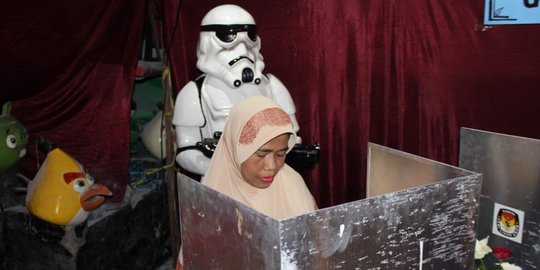 TPS di Batu dijaga karakter Star Wars Darth Vader dan Stormtrooper