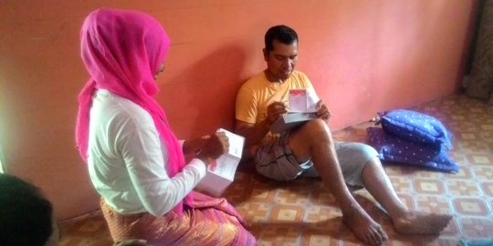 Petugas KPPS di Aceh jemput bola warga sakit buat nyoblos