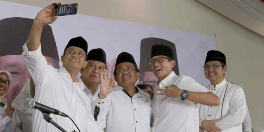 Tunggu hasil quick count, Anies-Sandi berselfie ria bareng Prabowo