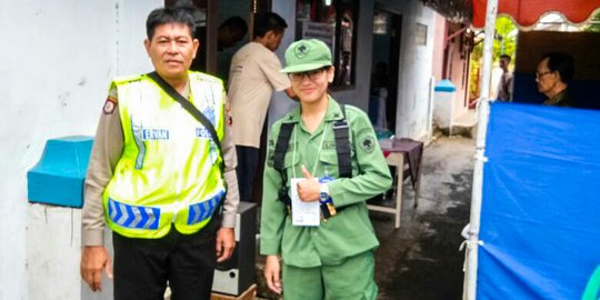 Anggota Linmas cantik ini sukses curi perhatian di Pilkada Cilacap