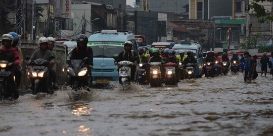 Ciliwung meluap, Jalan Jatinegara Barat kebanjiran