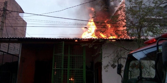 Rumah sekaligus pabrik roti di Medan diamuk jago merah