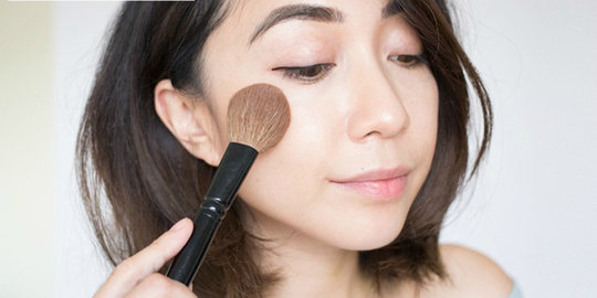Ini cara yang tak biasa namun praktis untuk memilih warna blush on