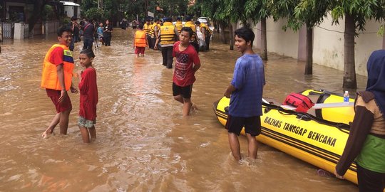 Banjir di Bukit Duri mulai surut, warga kembali beraktivitas