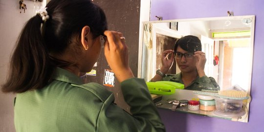 Lebih dekat dengan Desti, Linmas Cantik dari Sidakaya Cilacap