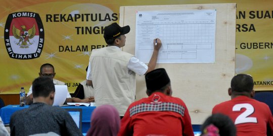 Memantau rekapitulasi suara Pilkada DKI tingkat kecamatan