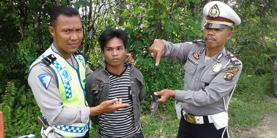 Gugup ada razia polisi, buruh tepergok bawa pistol rakitan di Sumsel