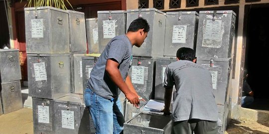 Petugas KPPS Pilgub Banten buka 15 kotak suara secara diam-diam