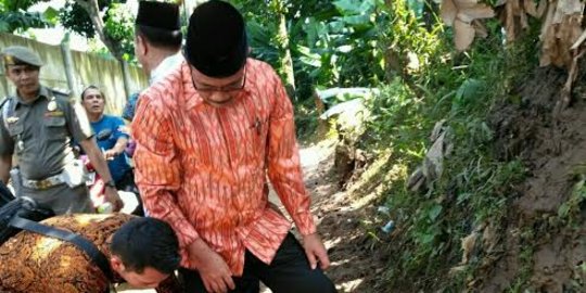 Bak raja, Djarot dilayani pengawal saat tengok lokasi banjir Jakarta