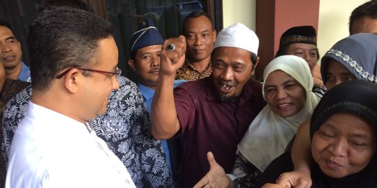 Jenguk istri polisi lahiran, Anies dapat banyak doa jadi gubernur