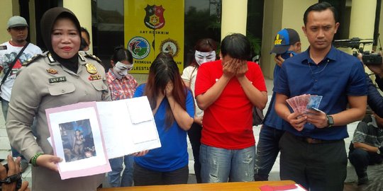 Tempat karaoke di Surabaya digerebek, 4 penari striptis diamankan