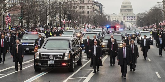 Jalan-jalan di Florida, iringan mobil Donald Trump dilempar batu