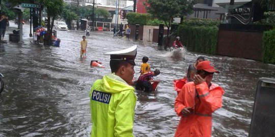 Taman Kemang banjir, lalu lintas dialihkan