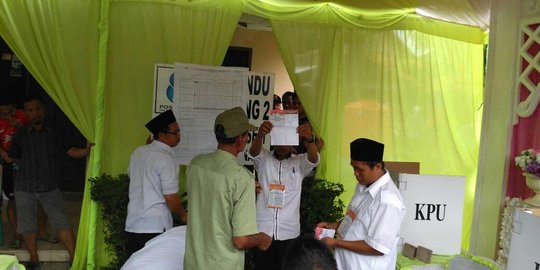 Pemungutan ulang di Teluk Naga, Wahidin-Andika kalahkan Rano-Embay