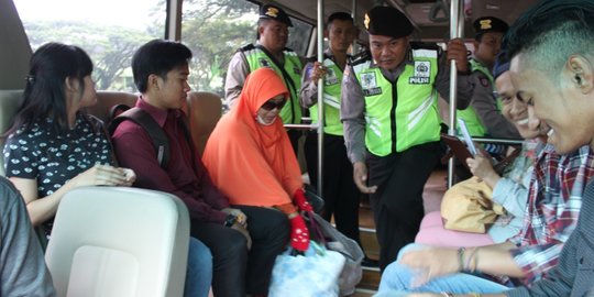 Angkot di Malang mogok, penumpang diangkut bus dan truk polisi