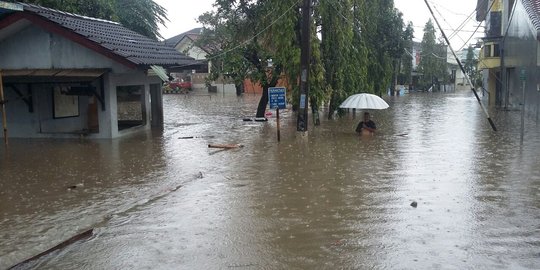 Banjir masih melanda Bekasi, ketinggian mencapai 1,5 meter