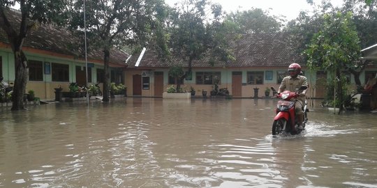 Banjir rendam tiga sekolah dasar di Mojokerto