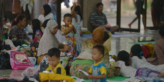 Ratusan korban banjir Cipinang Melayu mengungsi di masjid