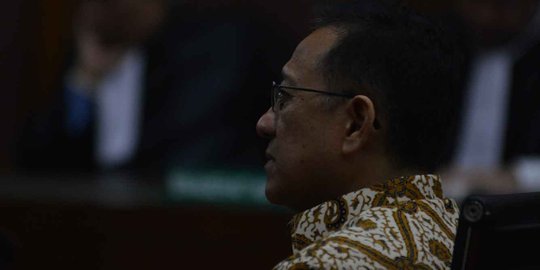 Ekspresi pasrah Irman Gusman saat divonis 4,5 tahun bui