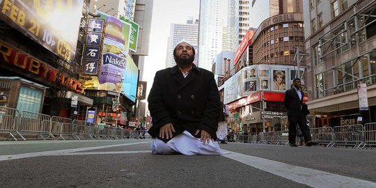 Aksi 'I am Muslim Too', warga Muslim AS salat di jalanan New York