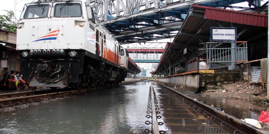 Jakarta diguyur hujan sejumlah lintasan KRL terendam banjir