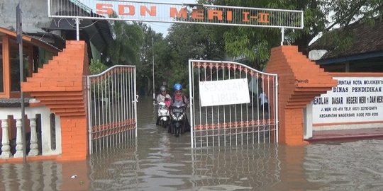 Banjir Mojokerto meluas, lima sekolah dan ribuan rumah terendam
