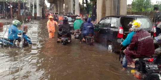 Sejumlah jalan di Tangerang banjir, banyak kendaraan melintas mogok