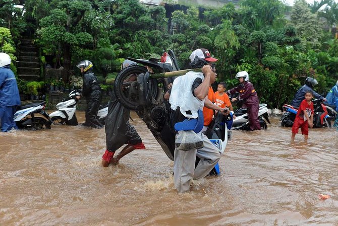 Begini penampakan banjir di Kalimalang, motor sampai 