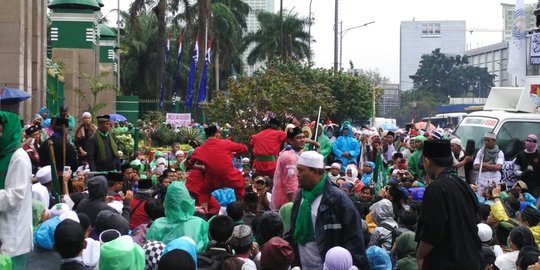 Ikut demo 212, jawara Betawi pamer kesaktian di depan gedung DPR